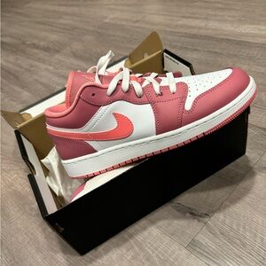 Air Jordan Low 1 GS Coral/ Chalk White/ Desert Berry size 7Y